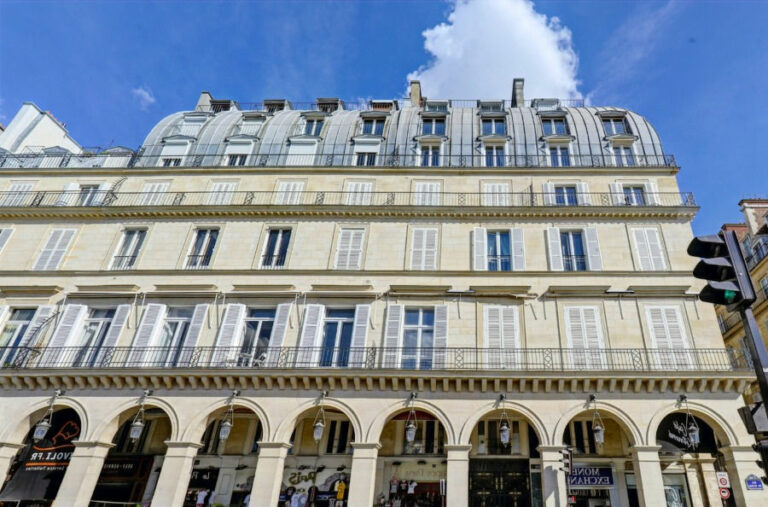 Finding luxury apartments with concierge services and in-unit laundry