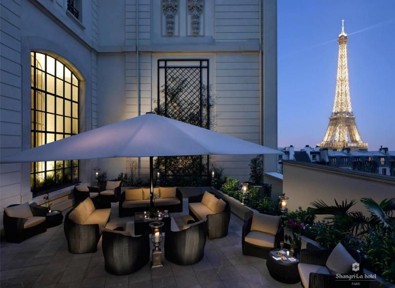Paris hotel la shangri rooftop terrace eiffel tower hotels near close luxury top courtesy group da arbuturian parisian Luxury hotels near popular tourist attractions in Paris